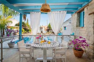 En balkon eller terrasse på Cottage Houses