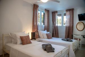 イラクリトサにあるVilla Kallistiのベッド2台とソファ、窓のある寝室 +40枚の写真