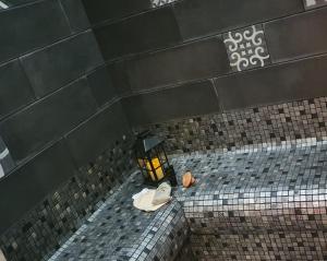 Le Trophée Boutique Hôtel Spa- La Loggia Appart'hôtel的一间浴室