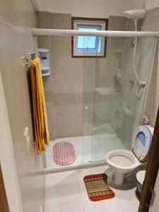 een badkamer met douche en toilet bij Village Novo Praia do Forte 2 in Mata de Sao Joao +11 foto's