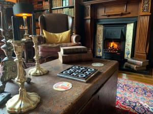 
a living room with a fire place and a fireplace at 23 Mayfield in Edinburgh
