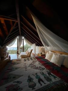 um quarto com uma cama grande numa tenda em Casa Rural Casa & Monte em Casas del Monte