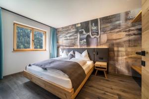 ein Schlafzimmer mit einem großen Bett mit einem Plakat an der Wand in der Unterkunft Seebrunn - Außere Schwemmalm in Ulten