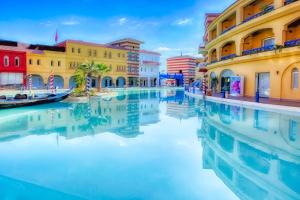 Porto Marina Resort & Spa Al Alamein في العلمين: قناة في مدينة ذات مباني ملونة