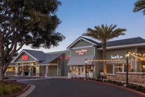 Il propose un restaurant avec des palmiers. dans l'établissement Lovely Del Mar retreat private entrance 1 bd 1ba, à San Diego