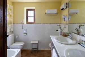 
a bathroom with a toilet, sink and tub at Parador de Tortosa in Tortosa

