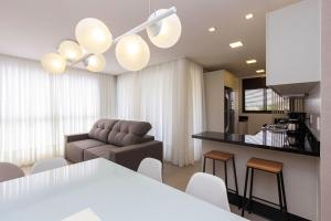 una sala de estar con un sofá y una mesa en San Diego, en Bombinhas