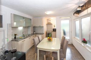Kuchyň nebo kuchyňský kout v ubytování Apartments Tino