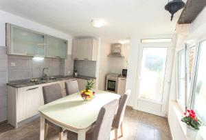 Kuchyň nebo kuchyňský kout v ubytování Apartments Tino