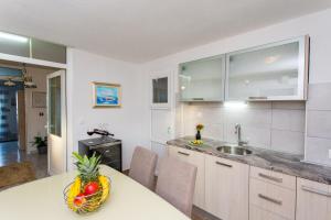Kuchyň nebo kuchyňský kout v ubytování Apartments Tino