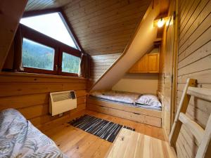 ヴィシュナ・ボチャにあるApartmány SKI Čertovicaの小さな部屋 キャビン内のベッド2台付