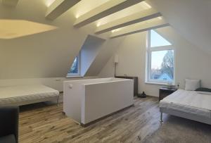Schlafzimmer im Dachgeschoss mit 2 Betten und einem Fenster in der Unterkunft Badacsonyi rege in Badacsonytördemic