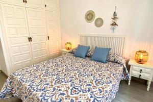 A bed or beds in a room at Apartamento espectacular cerca de la playa