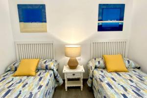 A bed or beds in a room at Apartamento espectacular cerca de la playa