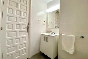 A bathroom at Apartamento espectacular cerca de la playa