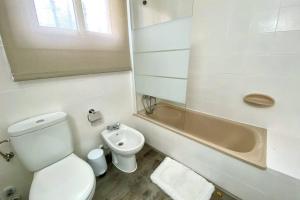 A bathroom at Apartamento espectacular cerca de la playa
