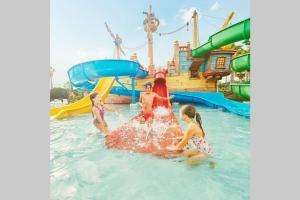 The swimming pool at or close to Apartamento espectacular cerca de la playa