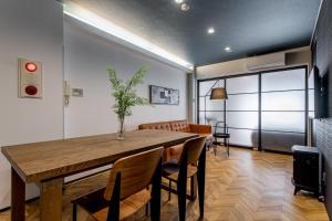 Oyado Urushi / Vacation STAY 50682 في ناغاساكي: غرفة طعام مع طاولة وكراسي خشبية