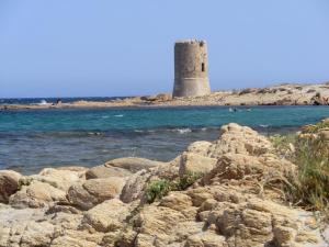 un faro en una isla en el agua en Villa Caterina Posada, en Posada