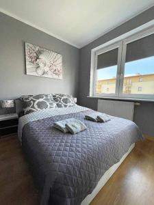 um quarto com uma cama com duas toalhas em M&S Apartament em Świnoujście