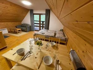 ヴィシュナ・ボチャにあるApartmány SKI Čertovicaのテーブルとベッドが備わる木造の部屋