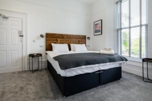 法爾茅斯的住宿－Park View，一间卧室设有一张大床和一个窗户。