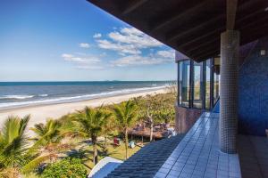 - une vue sur la plage depuis le balcon d'une maison dans l'établissement Spazio Marine Hotel - Guaratuba, à Guaratuba