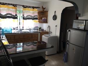 Кухня или мини-кухня в Mountain Top Chalet
