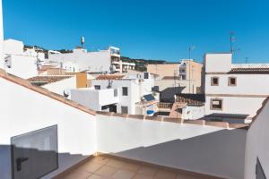 Una vista de una ciudad desde el tejado de un edificio. en Blanca Boutique Hotel, en Jávea