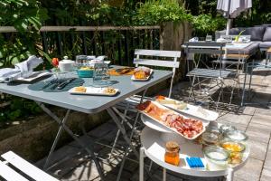 een tafel met borden eten erop bij Le Stanze del Lago Suites & Pool in Como