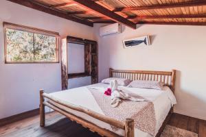 a bedroom with a bed and a window at Vila Piê in Itacaré