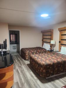 een hotelkamer met 2 bedden en een flatscreen-tv bij Route 66 Hotel, Springfield, Illinois in Springfield