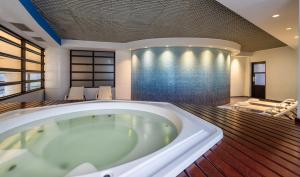 uma banheira de hidromassagem num quarto de hotel em Mercure Sao Paulo Grand Plaza Paulista em São Paulo