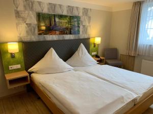 Ein Bett oder Betten in einem Zimmer der Unterkunft Hotel-Restaurant Haus Waldesruh