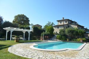 una piscina frente a una casa en Il Cardo Resort, en Anghiari 31 fotos más