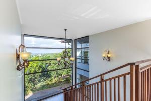 Zimmer mit einem Balkon und einem großen Fenster in der Unterkunft 7 Mahogany Drive, Zimbali Estate in Ballito