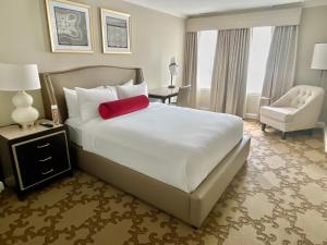 Un dormitorio con una cama grande con una almohada roja. en Henley Park Hotel, en Washington