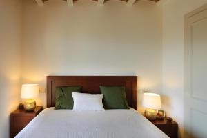 En eller flere senge i et værelse på LETS HOLIDAYS Luxury house in cala llevado 2 + 37 billeder