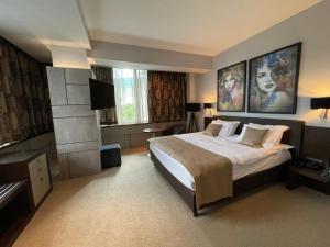 Cama o camas de una habitación en Queen's Hotel - Zebra Centre