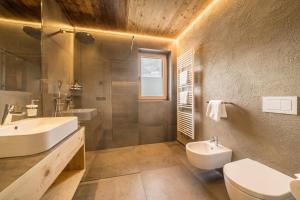 Koupelna v ubytování Seebrunn - Riemerbergl Alm + 15 fotografií