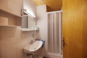 A bathroom at Malgorerhof Lavendel