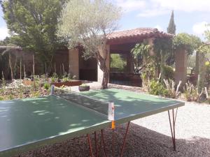 una mesa de ping pong frente a un edificio en Chateau de la Grave, en Bourg-sur-Gironde