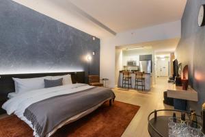 Mint House at 70 Pine客房内的一张或多张床位