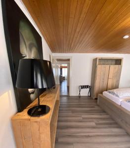 een kamer met een bed en een lamp op een tafel bij Hotel Twing in Hasliberg
