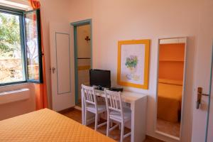 TV a/nebo společenská místnost v ubytování B&b Giglio di Mare