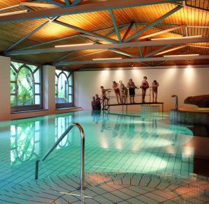 Bazén v ubytování Hotel Steinbock Pontresina nebo v jeho okolí