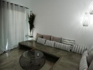 a living room with a couch and a table at Studio farma in Zefiría