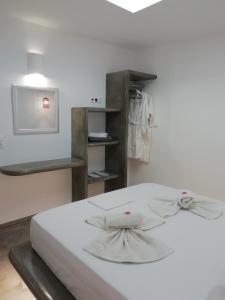 sypialnia z białym łóżkiem i półką w obiekcie Studio farma w mieście Zefiría