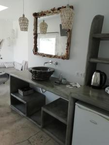 a bathroom with a sink and a mirror at Studio farma in Zefiría