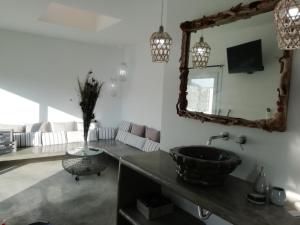 a bathroom with a sink and a mirror at Studio farma in Zefiría